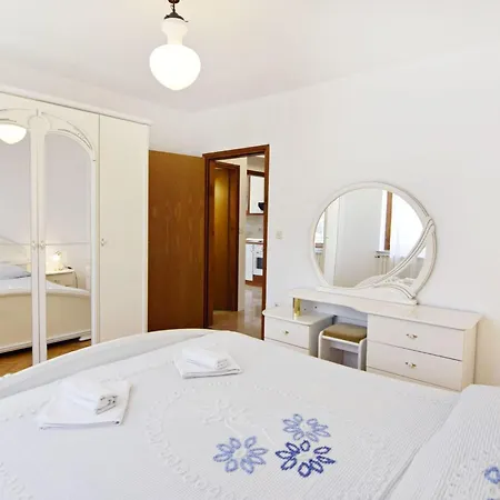 Mit Zwei Schlafzimmern In Strandnaehe By Interhome Bašanija