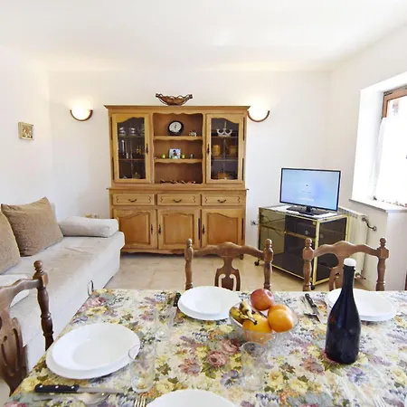 Mit Zwei Schlafzimmern In Strandnaehe By Interhome Bašanija