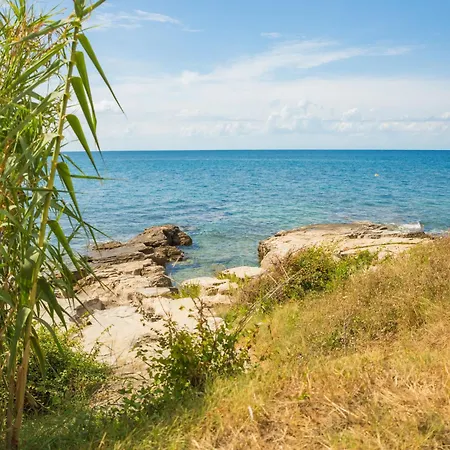 شقة Mit Zwei Schlafzimmern In Strandnaehe By Interhome Bašanija